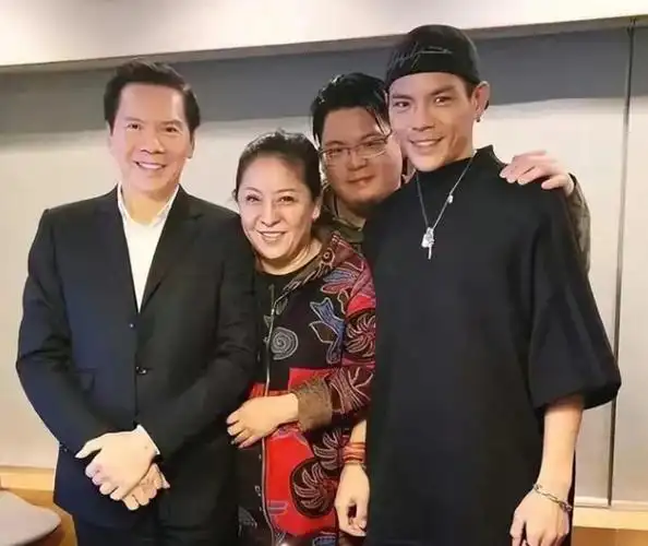 然而,通过仔细搜索,我们还是能找到郭碧婷嫁给向佐之前的全家福照片.