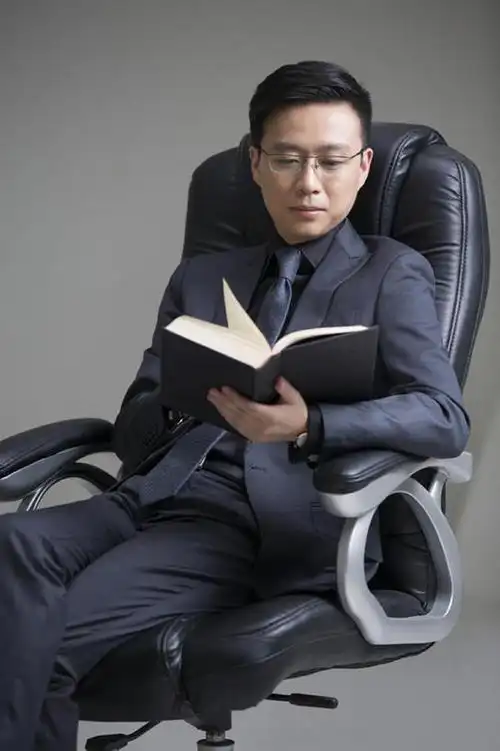 东方人,成年人,中年人,一个人,商务人士,商务男性,竖图,室内,正面