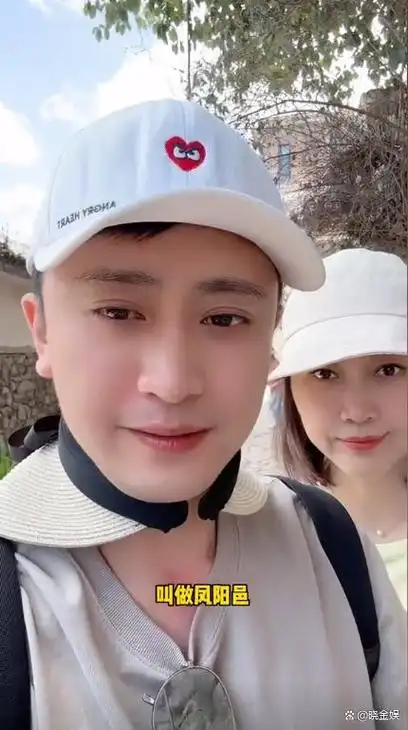 杨帆老婆在私人教练陪同下健身自己不放心在一旁全程陪同