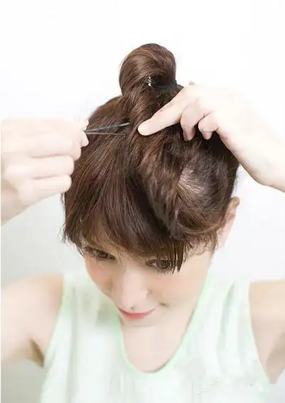 美容美发 化妆打扮时尚看点:这款蓬松感的高耸丸子头扎发尽显少女的