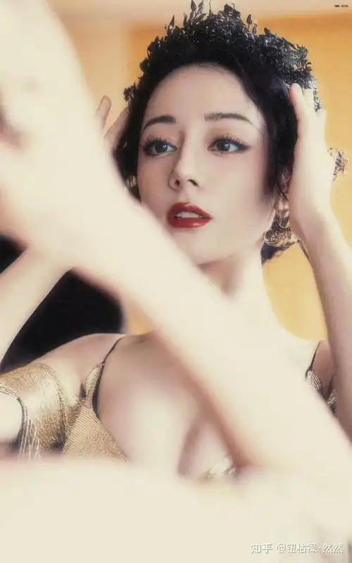 迪丽热巴碎钻流苏裙,你对该造型有哪些评价?