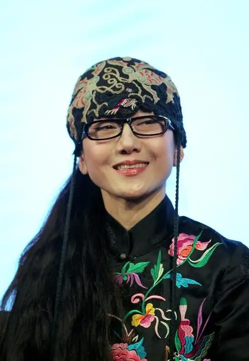 62岁杨丽萍被操心"儿女""吃肉",其实她是小腿骨折还登台的强人