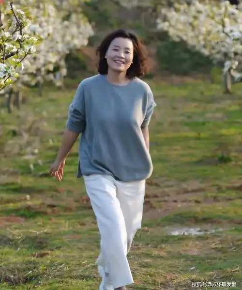 原创谁说年纪大就只能保守?这几位大龄女性的优雅穿搭术,洋气还减龄