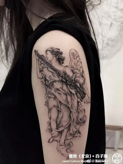 大臂黑灰newschool天使纹身图案