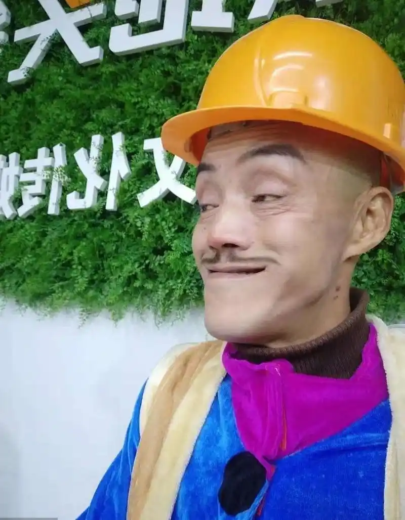 50岁丑男靠装扮"光头强"走红,出场费1天1万