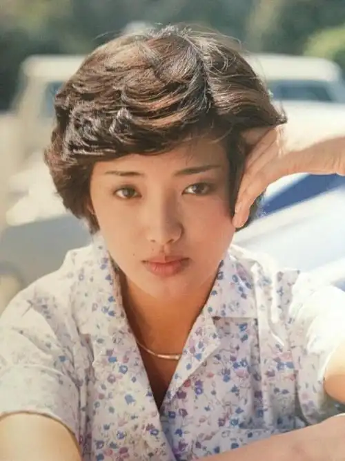 永恒的声音:偶像歌手山口百惠13岁出道,经典歌声铭刻心间