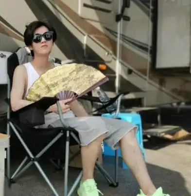 惊人的一幕就出现了,原来在鹿晗的腿上有着很多的腿毛,这也是让很多的