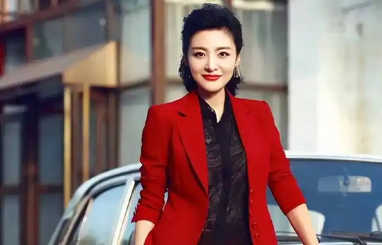 央视主持人周涛被指耍大牌,全程黑脸白眼想打人,疑富豪老公曝光_网友