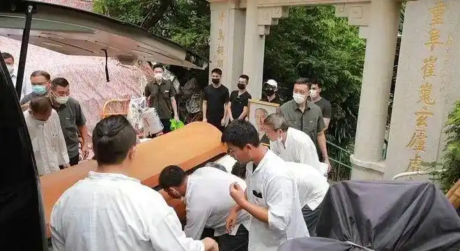 赌王遗体拖了一年才下葬只为求吉日去世后仍要当后代的招财猫