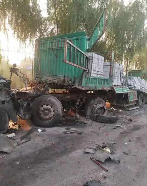 惨烈南乐106国道发生车祸现场惨不忍睹车头都撞没啦