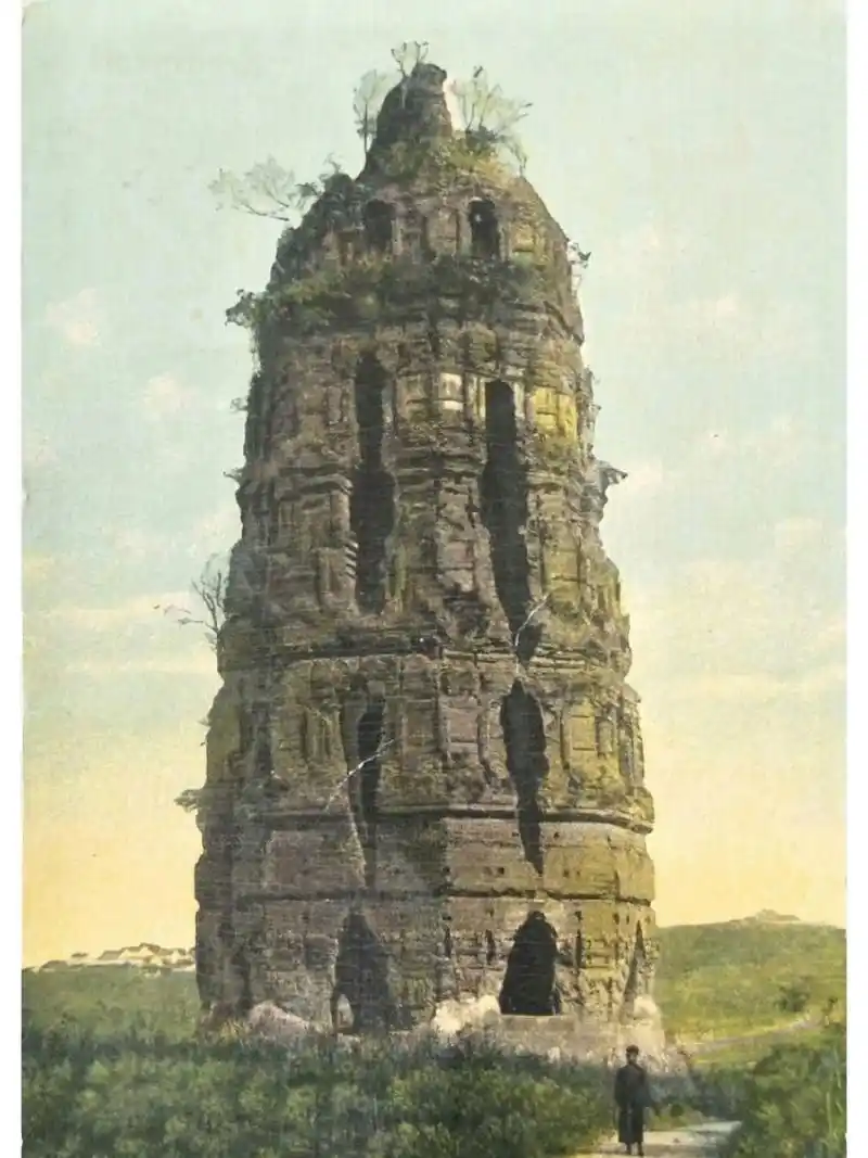 百年前的雷峰塔倒塌之前的老照片 图为倒塌前的雷峰塔.