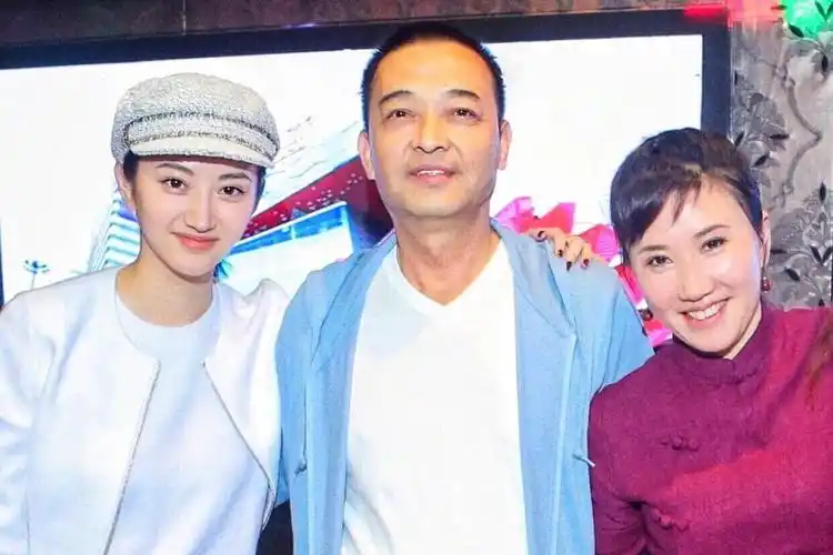 景甜晒全家福女神母亲抢镜网友张继科妈妈也不差