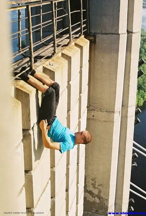 单手扒住建筑边缘危险瞬间