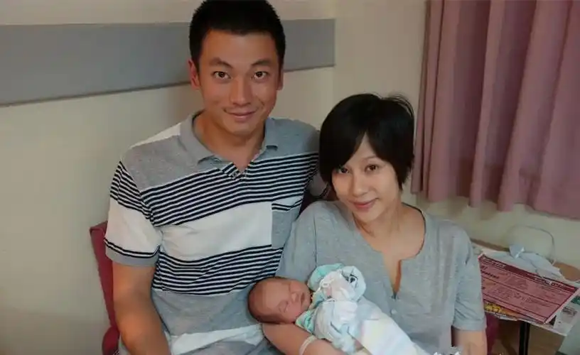 婚后,文颂娴生了一个女儿,老公对她越发的宠爱,一家人生活幸福.