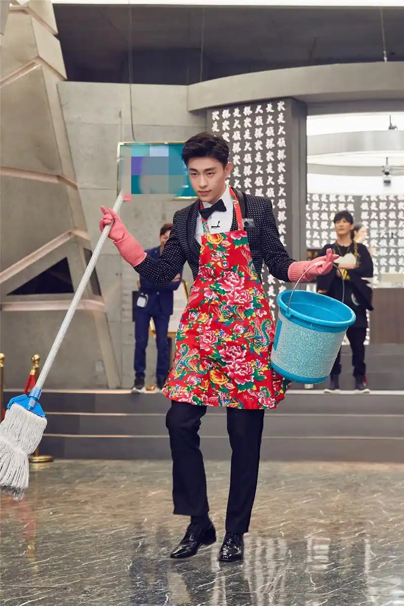 邓伦我侦推理三发三中穿围裙走秀笑翻众人