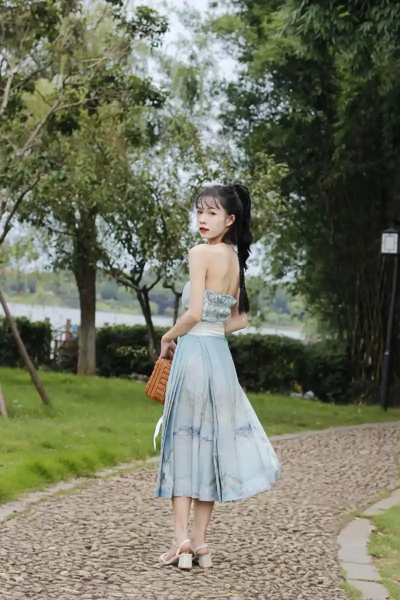 新中式套装#汉元素#马面裙 #汉服 #抹胸 @渠县同袍—— - 抖音