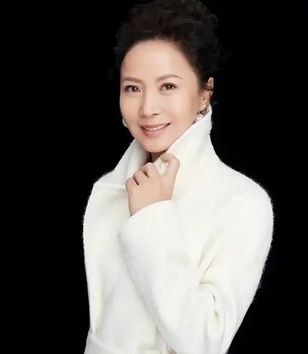 演员赵越嫁二婚佟凡恩爱25年57岁无儿无女亦无悔