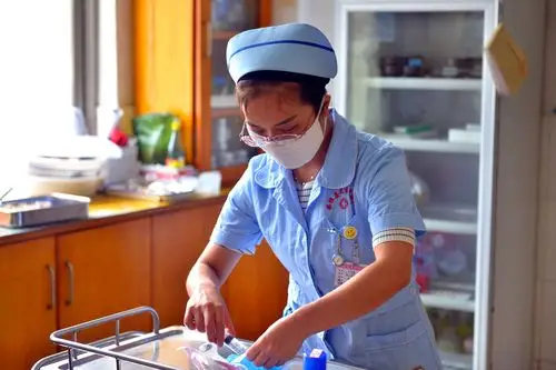 为病人配药中的覃桂香