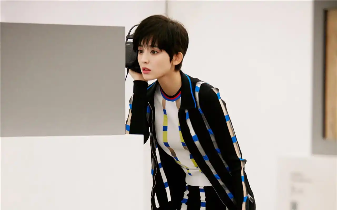 古力娜扎短发高清电脑桌面壁纸