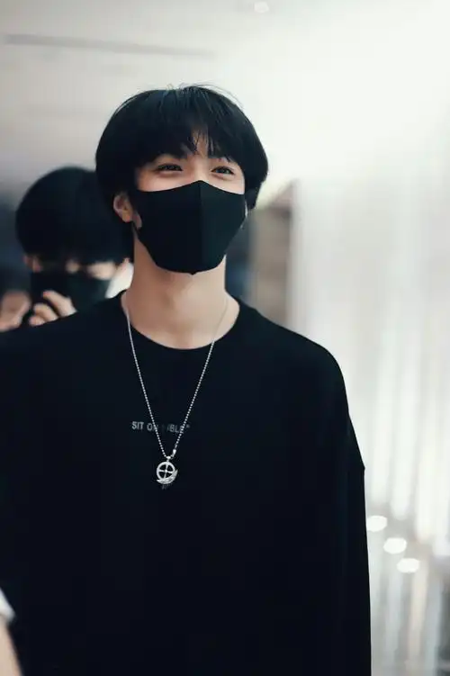 康康刘耀文戴口罩的造型吧~口罩也挡不住耀文迪迪的帅气!
