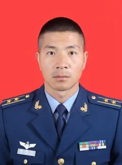 2003年9月入伍,中共党员,现任空军某部机械师,专业技术中校军衔