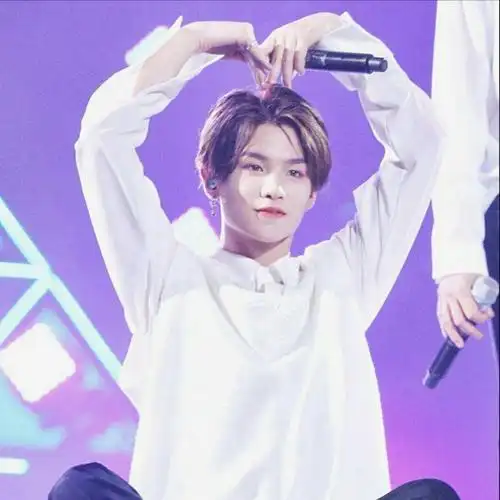 蔡徐坤录制跑男引小迷妹尖叫,拉郭麒麟跳水把保安吓一跳