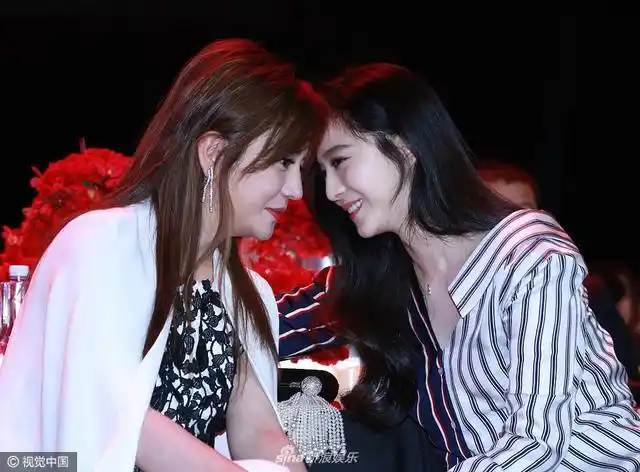 赵薇范冰冰台下热聊显亲密 网友直呼满满童年回忆_新浪图片