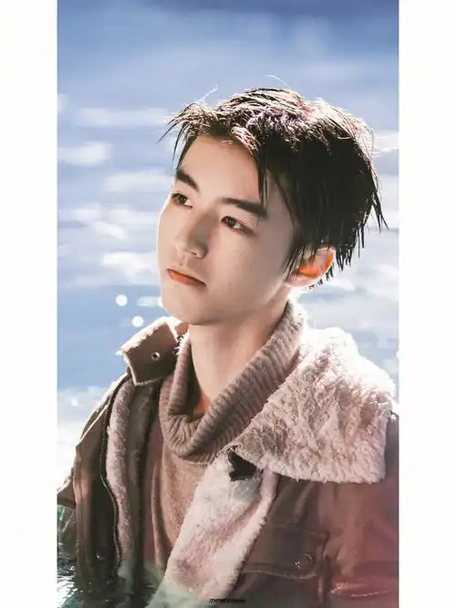 王俊凯这个大明星到了高中有手机了,开始到处保存壁纸,在企鹅上改资料