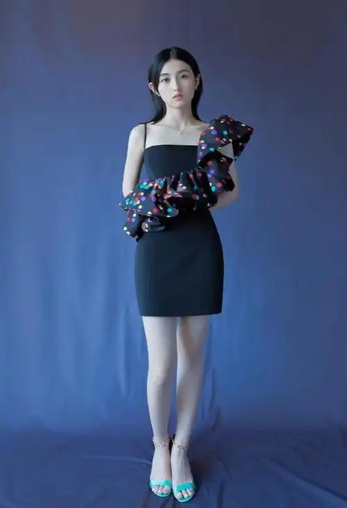 张子枫真会玩背心裙外面裹块布不仅不丑意外美出新高度