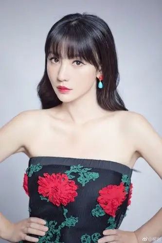 柳岩抹胸裙妩媚性感写真图片