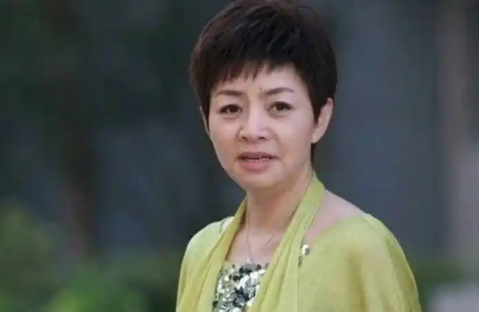 因为宋丹丹曾经有过三段婚姻,而当宋丹丹与她的第一任丈夫英达,结束了