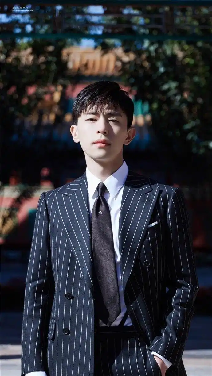 青涩帅气的形象很待人亲,当年的邓伦,发型挺时髦,长得白净,穿黑色衬衫