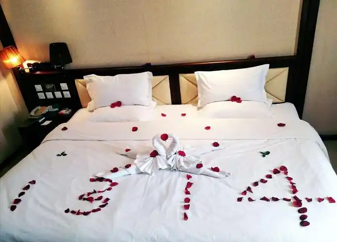 在这个重要日子,我们的客房更要为您贴心服务,浪漫情侣大床房已为女神