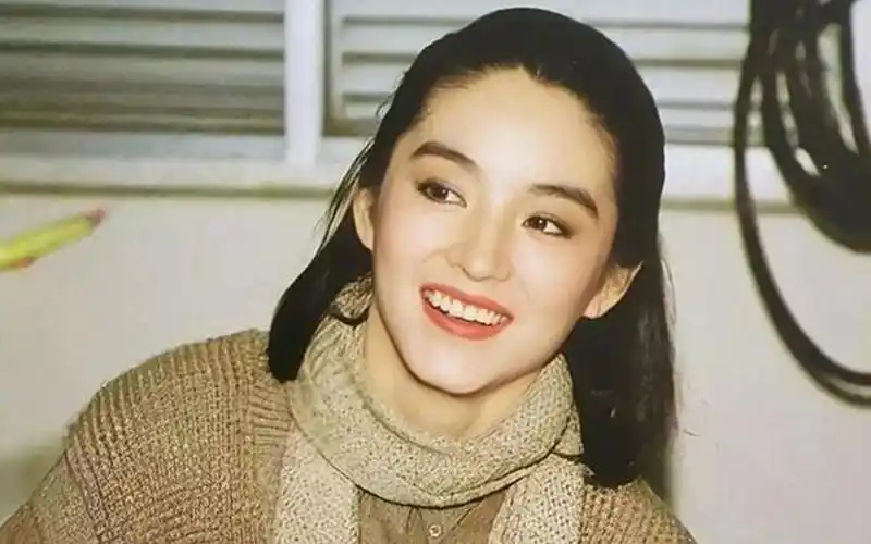 林青霞年轻时有多美?一举一动都是那么迷人,真是倾国倾城