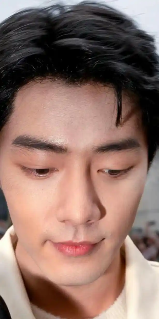 肖战生得不能再生的怼脸生图,脸上的毛毛都一清二楚,颜值能打吗