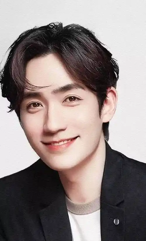 白敬亭眼睛十分的灵动,浓密的眉毛,五官分明,一双细长的桃花眼,十分