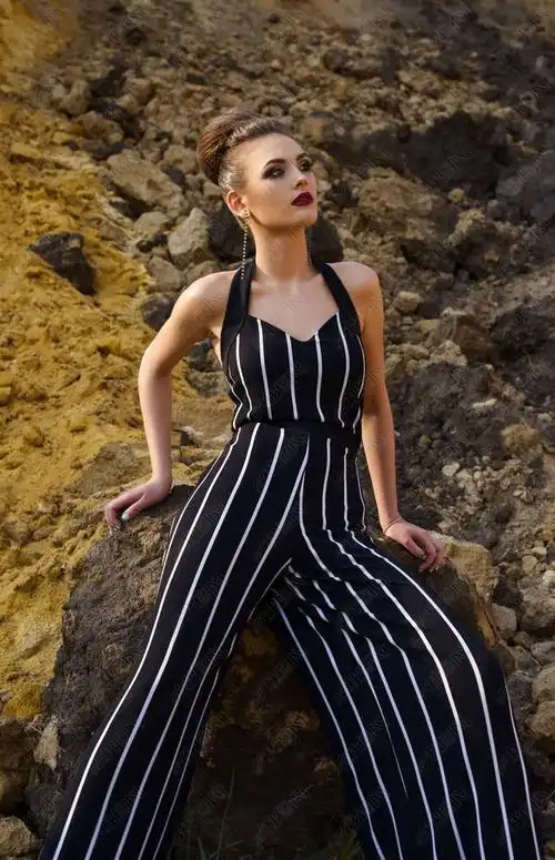 时装模特穿着连身裤在采石场摆姿势