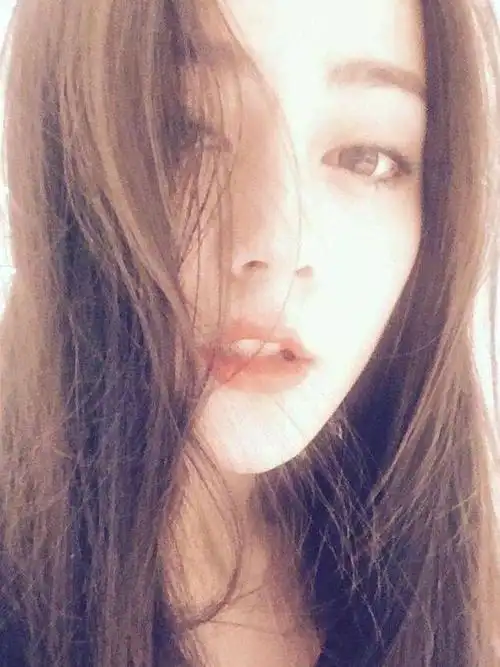 杨幂赵丽颖范冰冰玩半脸自拍,谁的自拍姿势最经典?