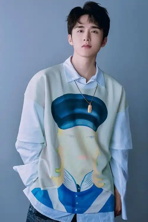 郑爽泡面刘海搭配双丸子头,俏皮可爱,张新成夏日清爽装扮太时尚