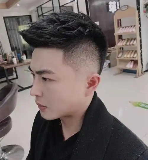 也属于两边剪短中间打薄的发型类型,自然实用又利落,清爽干练又阳光