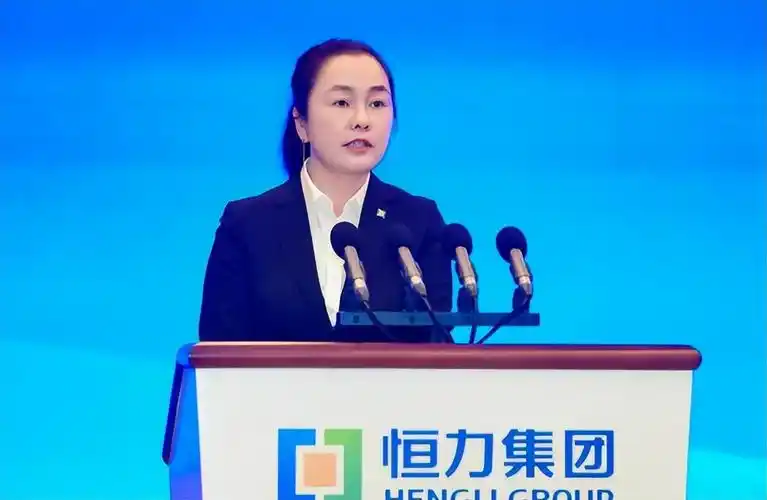 中国女首富换人年收入7891亿超华为成最大民企她如何做到的