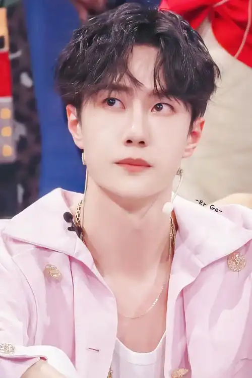 王一博这就是街舞3##王一博裸粉色金扣外套