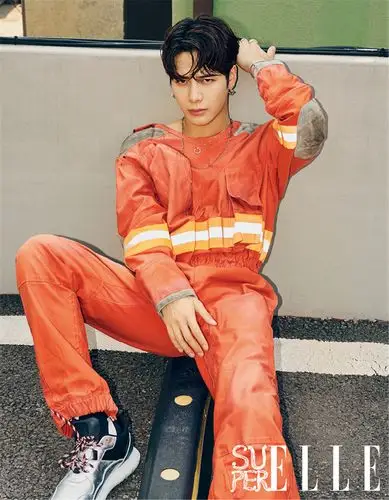 王嘉尔封面写真 橘色连身长裤尽显百变魅力