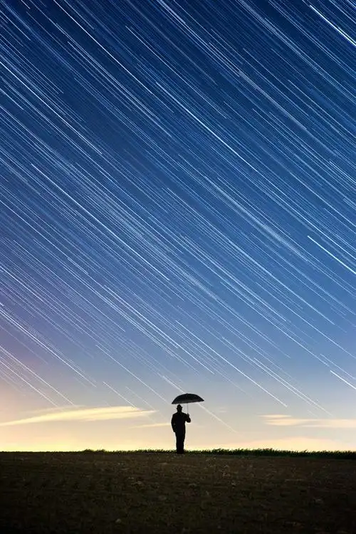 夜晚星空中的流星雨