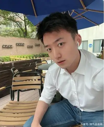 活捉一枚身材健壮的白衬衫鲜肉帅哥