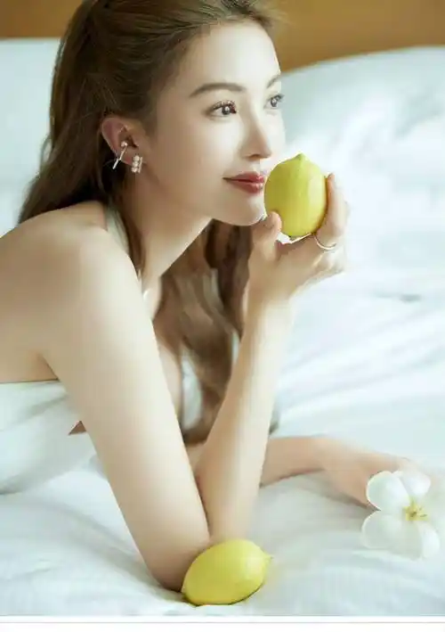 造型太美:金晨露背长裙出镜,又美又飒!