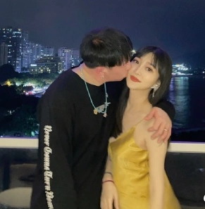 德云社"云字科"儿徒"烧饼朱云峰"在网上晒出自己几张在医院陪着老婆做