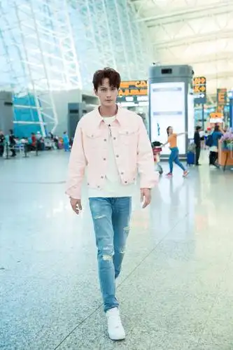 徐正溪最新机场照走运动风 简约不失特色