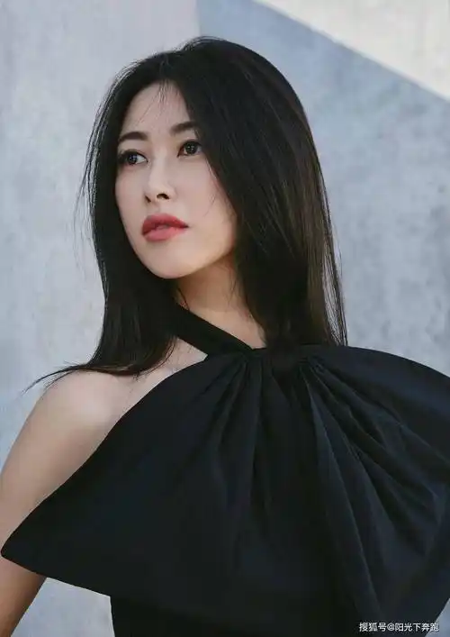 皙活:朱珠带火的"熟女风",知性又不失俏皮感,展现时髦又独特的女性