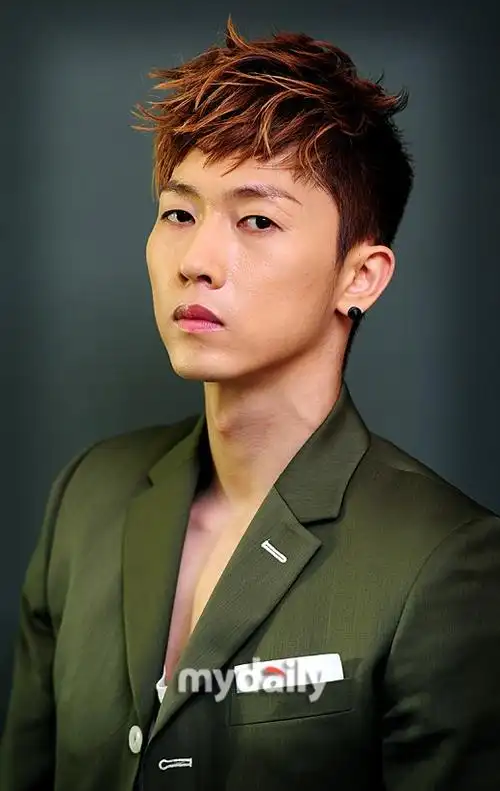 成员张佑赫向警方举报两名前员工